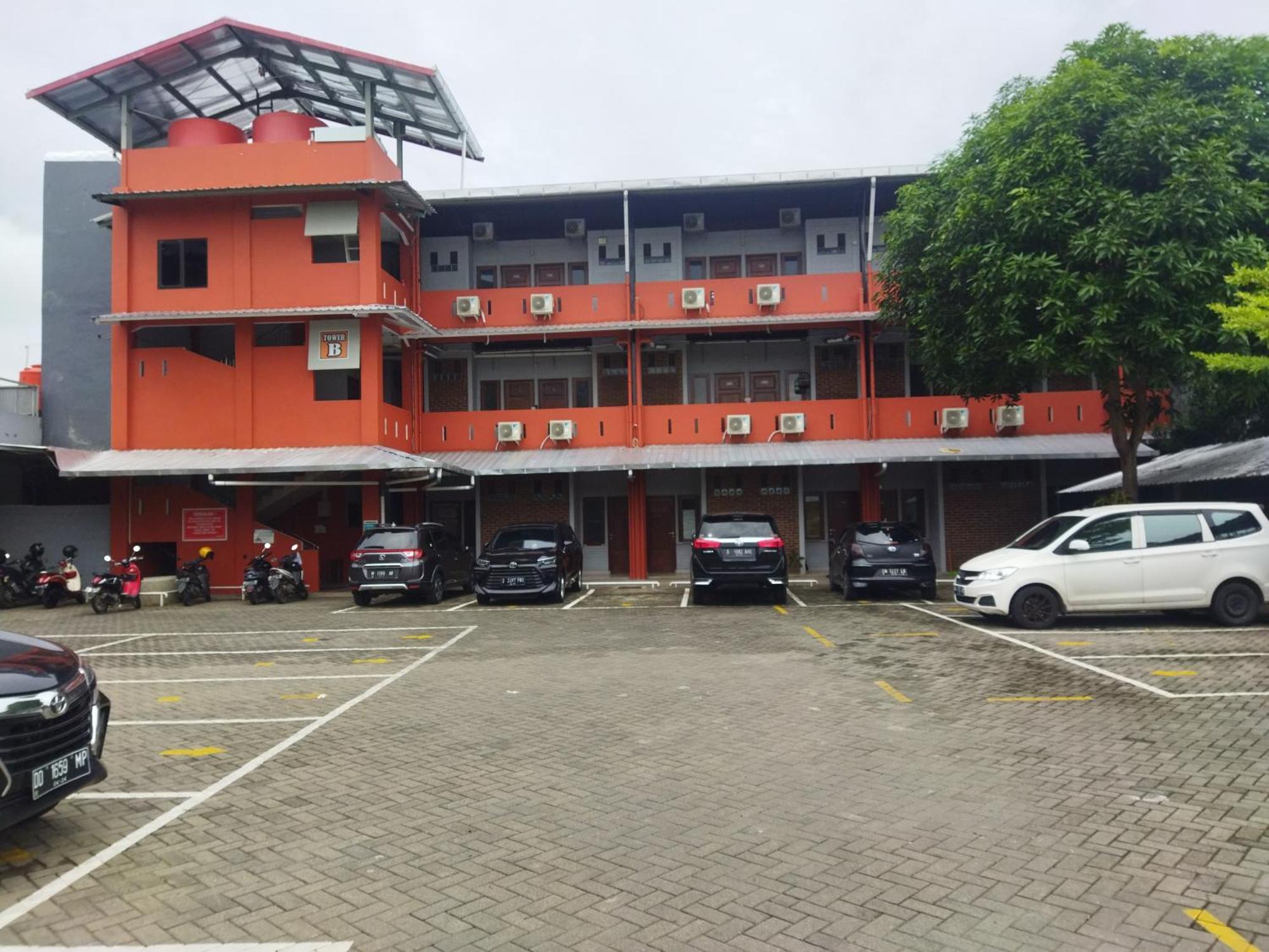 Oyo 92098 Kost Orange Syariah Hotell Makassar Eksteriør bilde